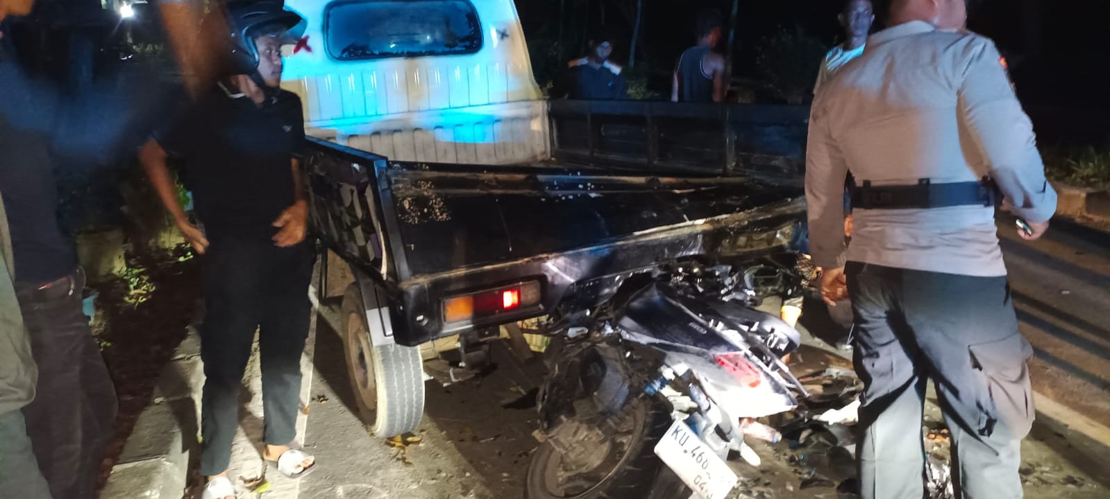 Diduga Mabuk, Pemotor Hantam Pikap Parkir, Tangannya Patah