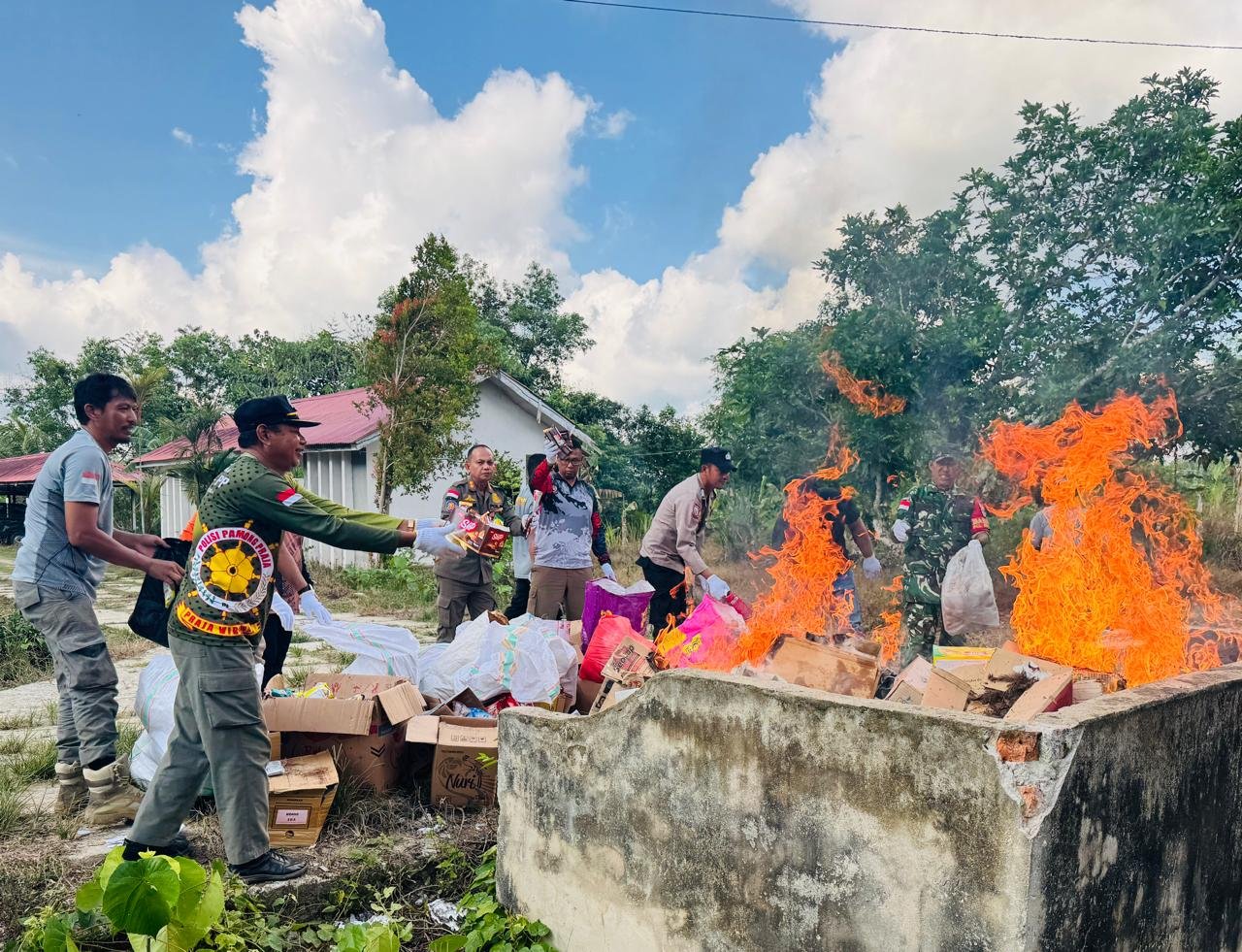 Satpol PP Nunukan Bakar dan Buang Ribuan Barang Ilegal Hasil Penertiban