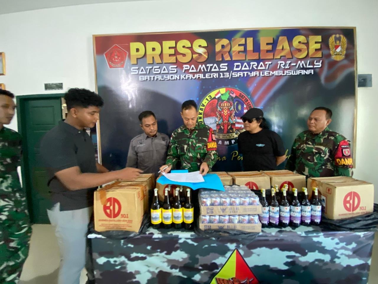 Aksi Kejar di Patok Negara, Penyelundup Kabur ke Malaysia Tinggalkan Ratusan Botol Miras