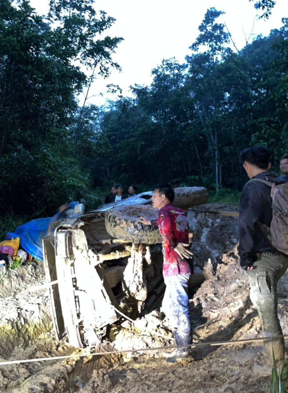 Akses Krayan Selatan Lumpuh! Mobil Sembako Terbalik di Jalan Lembudud–Long Layu