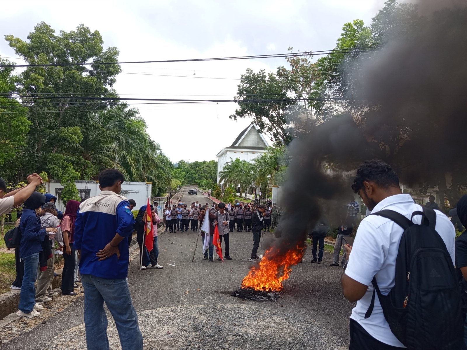 Unjuk Rasa Depan Kantor DPRD, AMANKAN Tuntut Hak Buruh