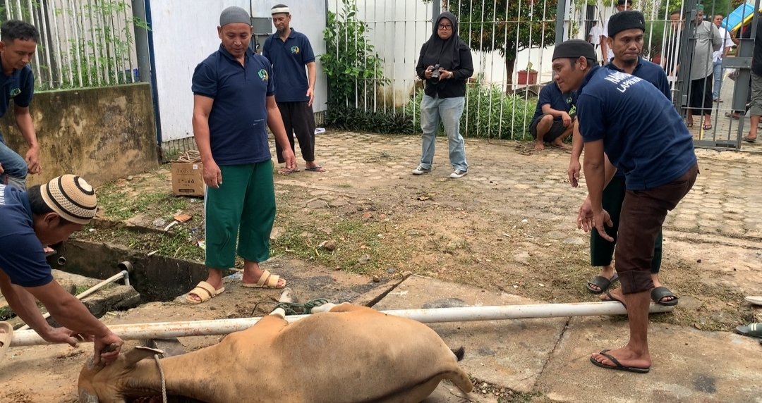 Lapas Nunukan Potong 3 Sapi dan 4 Kambing, Warga Binaan Nikmati Rendang Iduladha