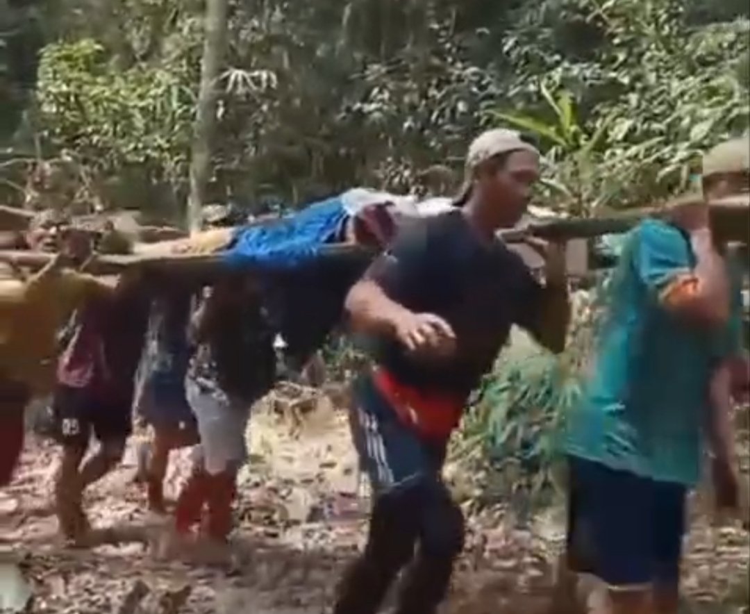 Saat Warga Sakit, Tandu Jadi Satu-satunya ‘Ambulans’ di Wa’yagung