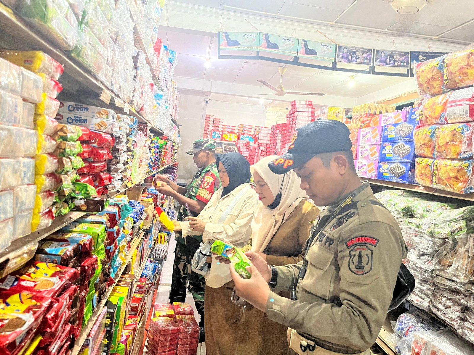 Barang Kedaluwarsa Masih Dijual di Sungai Nyamuk, Petugas Amankan Obat dan Makanan Anak