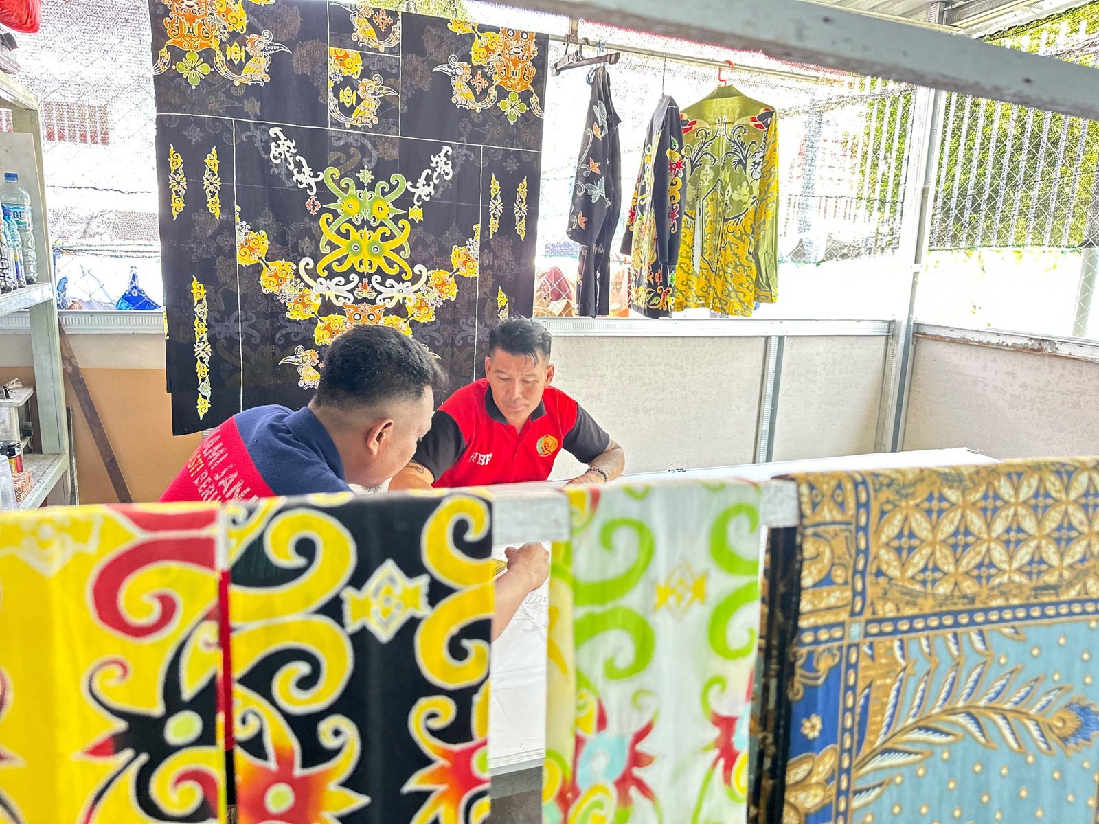 Dibalik Tembok Lapas Nunukan, Warga Binaan Menenun Harapan Lewat Batik