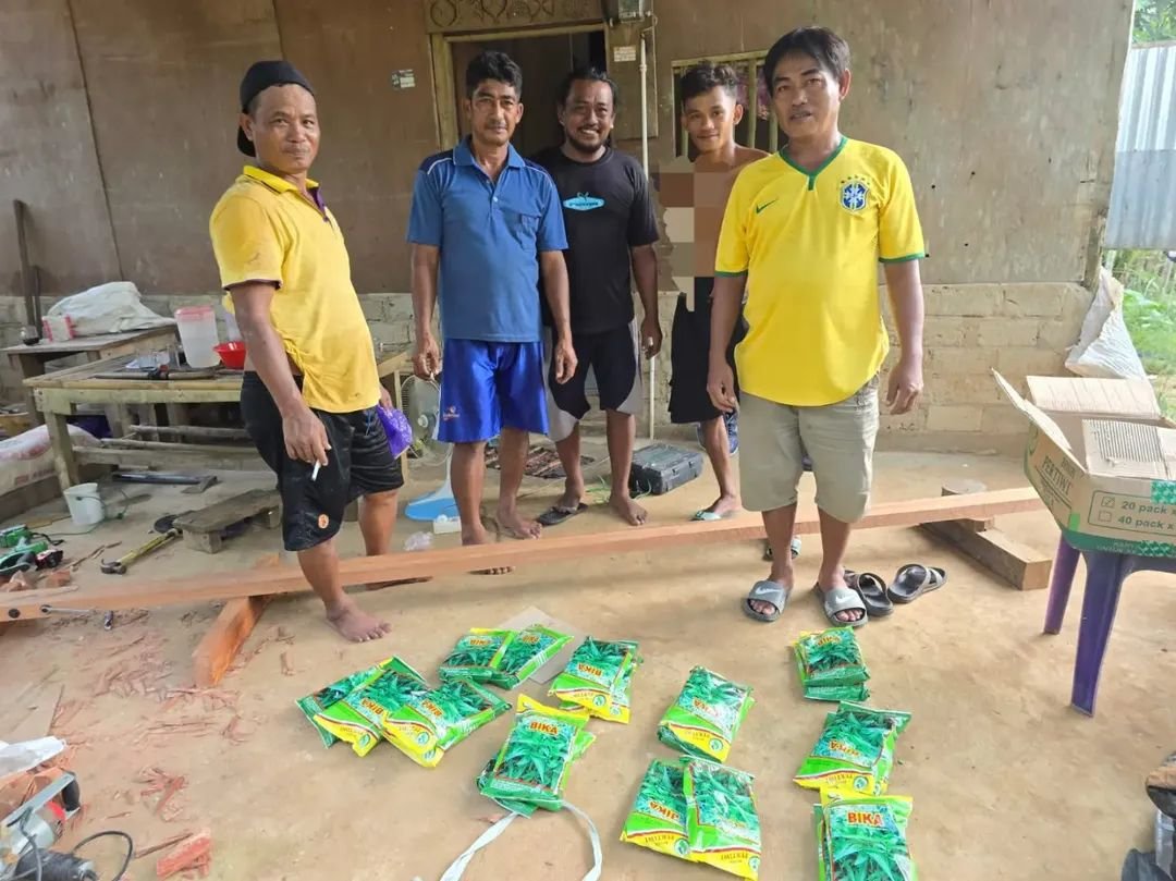 Adama Salurkan Bibit Kangkung, Dorong Produktivitas Petani Kampung Pisang