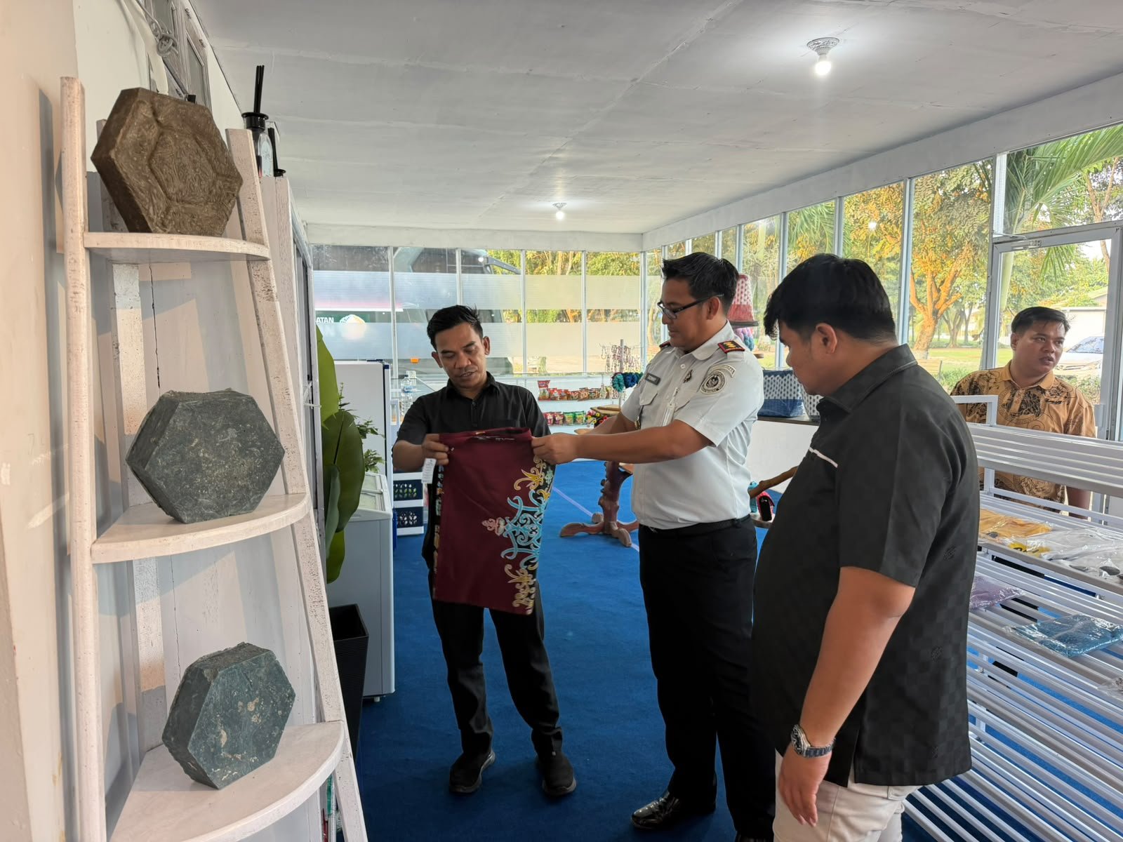 Kunjungi Galeri LANUKA, Dua Legislator Kaltara Kagum Lihat Produk WBP
