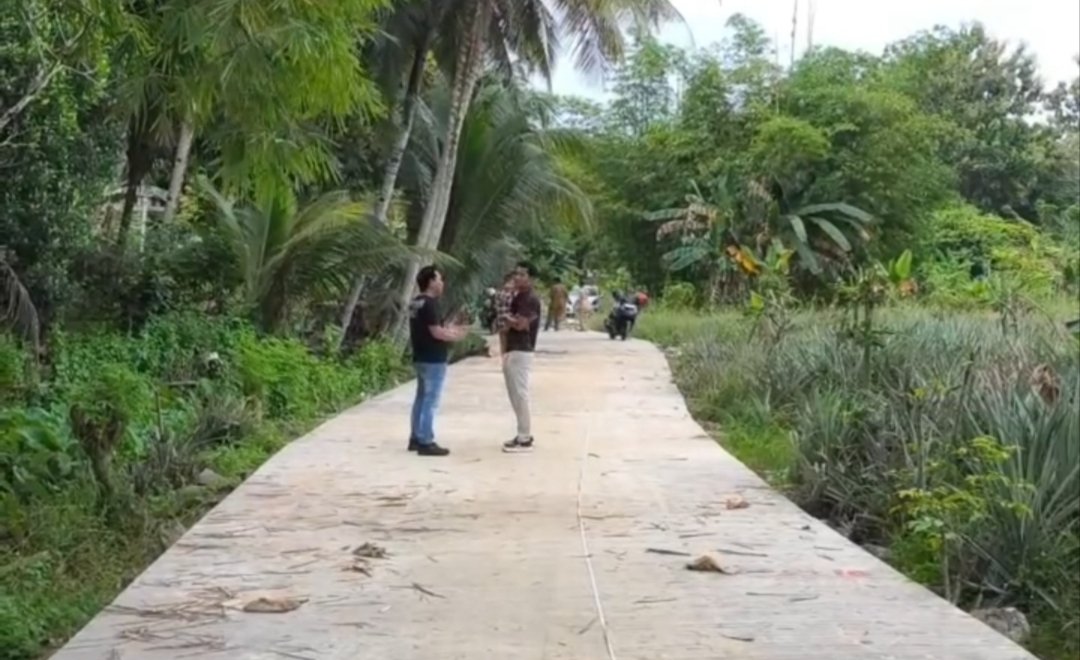 Diperjuangkan Lewat Pokir, Jalan Kampung Buton RT 07 Kini Disemenisasi