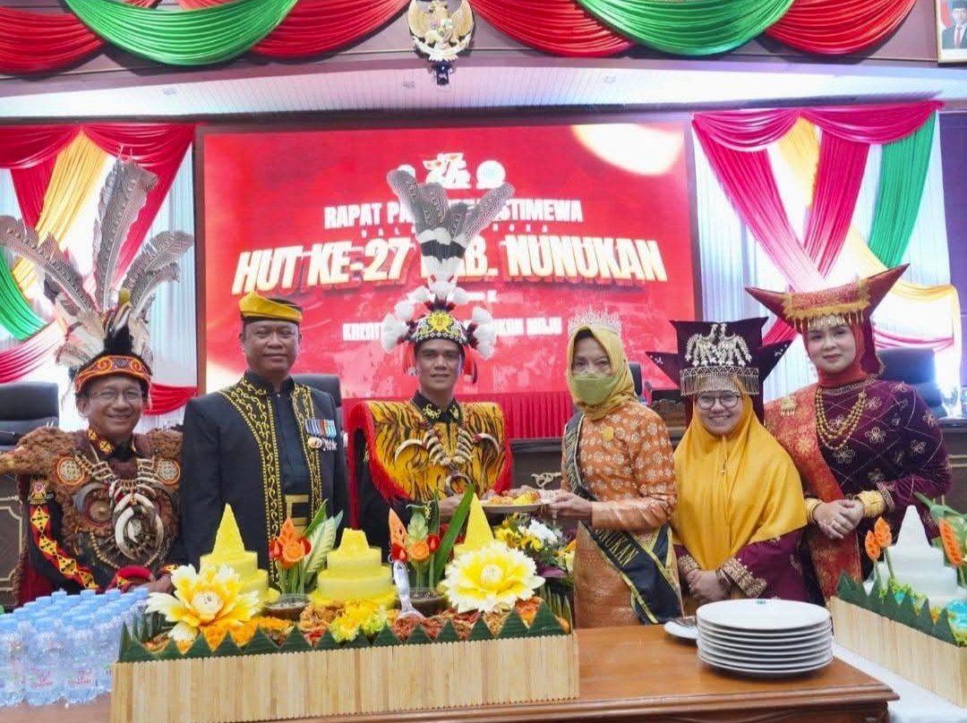 HUT ke-27 Kabupaten Diparipurnakan, Meriah dengan Nuansa Pakaian Adat